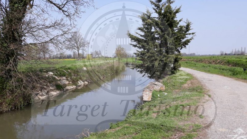 Pedalando lungo il naviglio civico