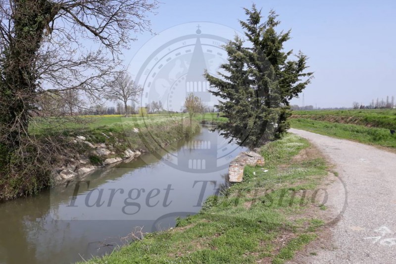 Pedalando lungo il naviglio civico