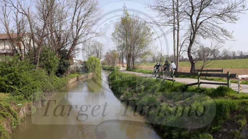 Pedalando lungo il naviglio civico