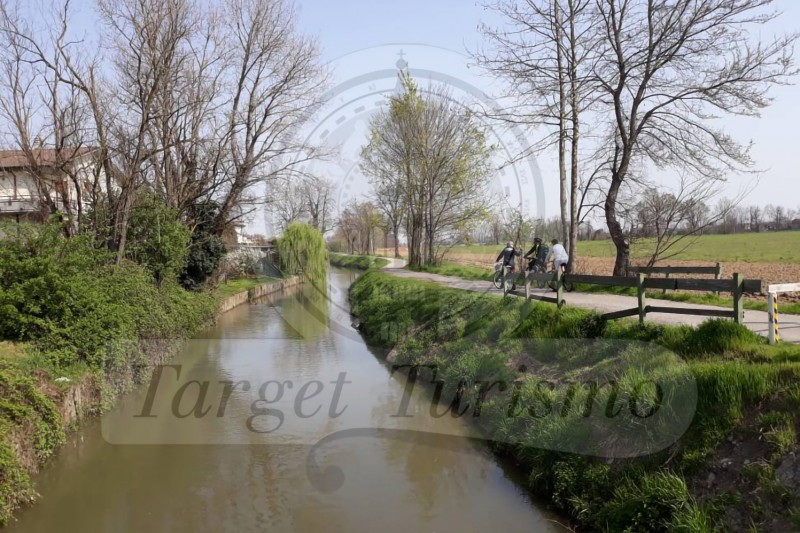 Pedalando lungo il naviglio civico