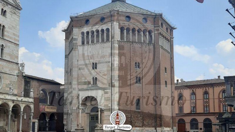 OTTO FACCE NELLA PIAZZA